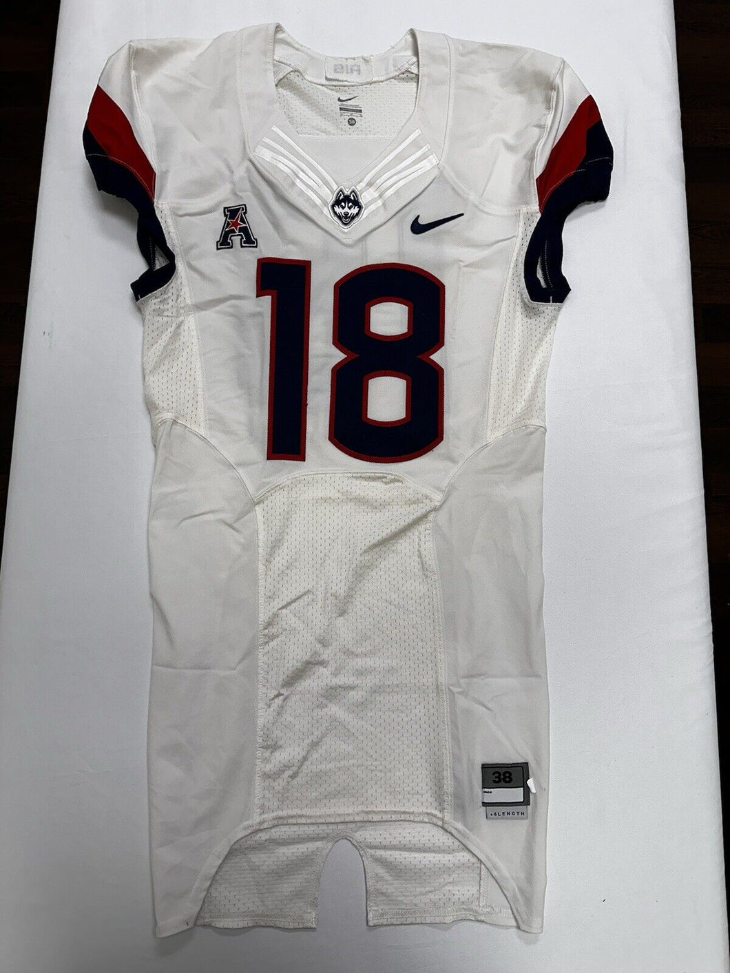 2015 UConn Huskies Game Used Nike Football Jersey #18 Size 38 +4 Length